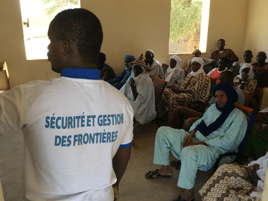 Gérard Kessé Yessé facilitating a workshop that will help the community leaders of the rural cross-border commune of Labbezanga (Gao Region, Mali) to produce a Community Protection Plan. This activity was funded by the DANIDA -funded Border and Security Management (BSM) Program, executed by Danish Demining Group (DDG) (Burkina Faso, Mali, Niger) (Source: ACSD photo archive).